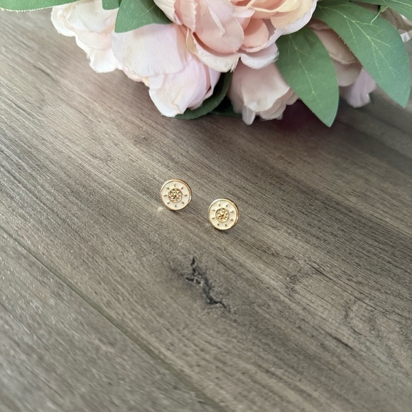 New Vintage Cape Captain Cream Helm Button Earrings - Picture 1 of 3